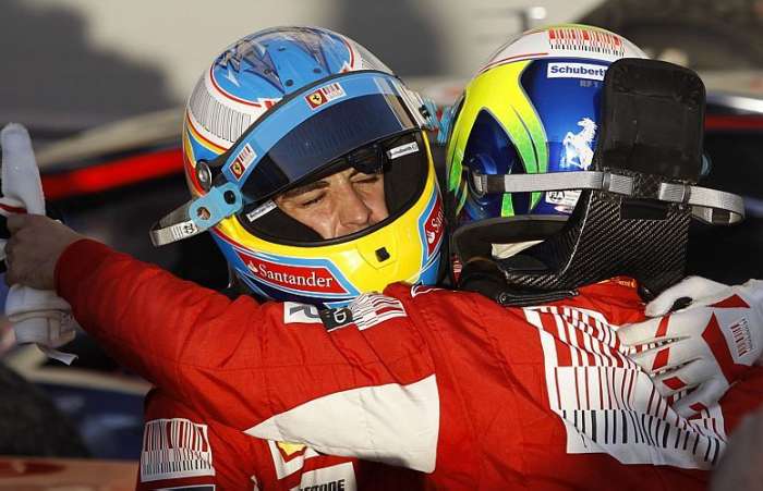 Após receber a bandeirada no Bahrein, Alonso ganhou abraço de Massa, que chegou em segundo