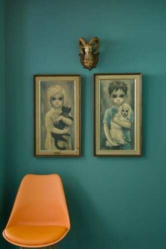 Imensa coleção de brinquedos vira decoração em apartamento