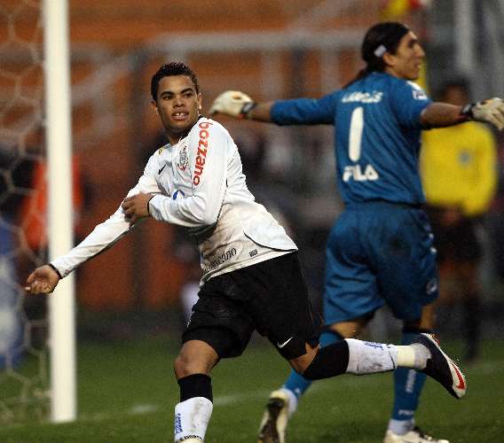Dentinho comemora gol de pênalti para o Corinthians sobre o Botafogo