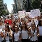 Amigos de jovem assassinado fazem protesto na Avenida Paulista