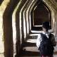 Corredor de monastério em Mandalay, em Mianmar Corredor de monastério em Mandalay, em Mianmar