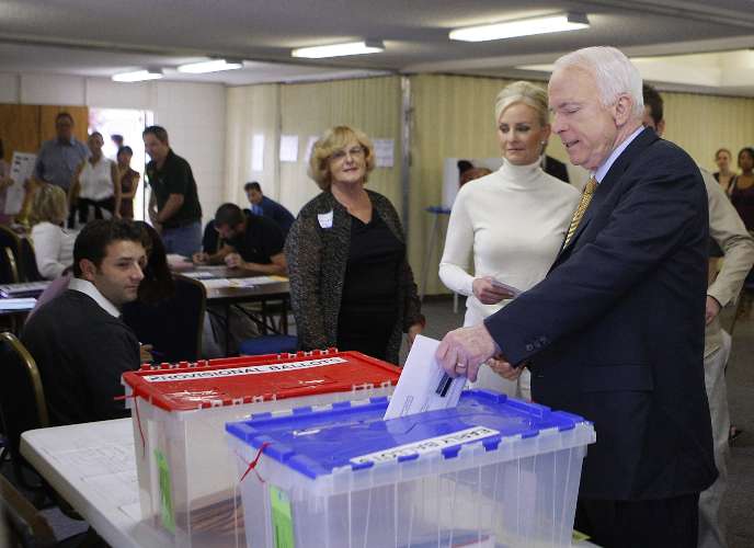 Candidato republicano, John McCain, vota acompanhado de sua mulher, Cindy, no Arizona