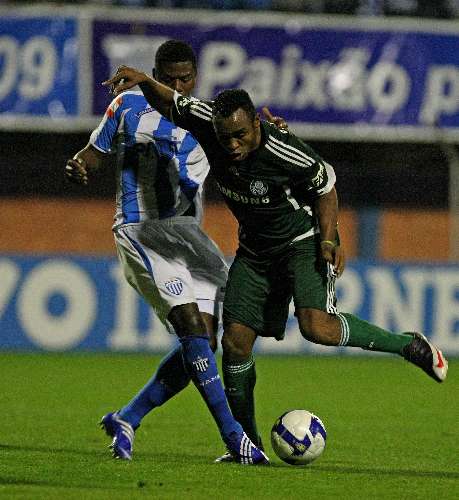 Obina tenta passar por marcador do Avaí - ele fez dois gols nos 3 a 0