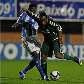 Obina tenta passar por marcador do Avaí - ele fez dois gols nos 3 a 0 Obina tenta passar por marcador do Avaí - ele fez dois gols nos 3 a 0
