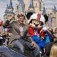 Melhor jogador do Super Bowl, Drew Brees, do New Orleans Saints, comemora o título na Disney