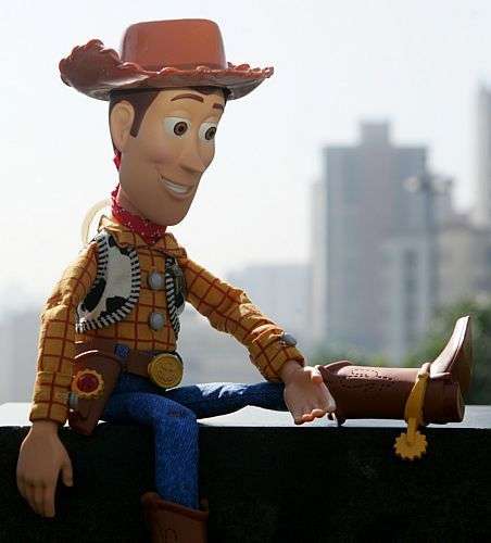 O caubói Woody confere a vista da cidade a partir  dos fundos do MASP