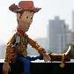 O caubói Woody confere a vista da cidade a partir  dos fundos do MASP