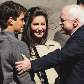 Filha grávida de Sara Palin cumprimenta McCain Filha grávida de Sara Palin cumprimenta McCain