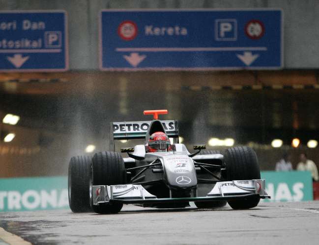 Michael Schumacher acelera a Mercedes em exibição no centro de Kuala Lumpur, na Malásia