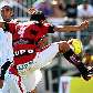 O zagueiro Adriano marca gol contra para o Corinthians
