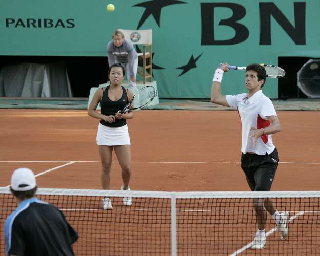 Vania King observa o ponto do parceiro Marcelo Melo na final das duplas mistas de Roland Garros