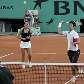 Vania King observa o ponto do parceiro Marcelo Melo na final das duplas mistas de Roland Garros