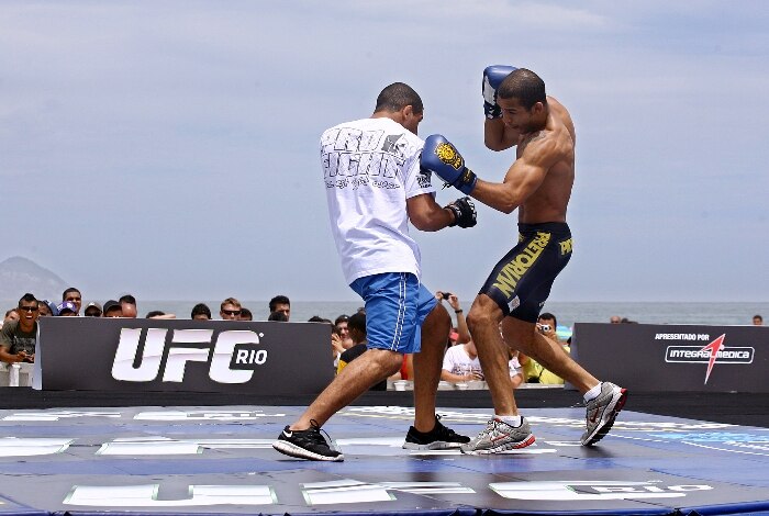 Lutadores fazem demonstração do UFC na praia da Barra da Tijuca