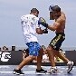 Lutadores fazem demonstração do UFC na praia da Barra da Tijuca