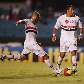 Observado por Washington, Jorge Wagner chuta para o gol Observado por Washington, Jorge Wagner chuta para o gol