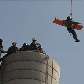 Corpo de uma das vítimas é tirado do local com ajuda de um helicóptero Corpo de uma das vítimas é tirado do local com ajuda de um helicóptero