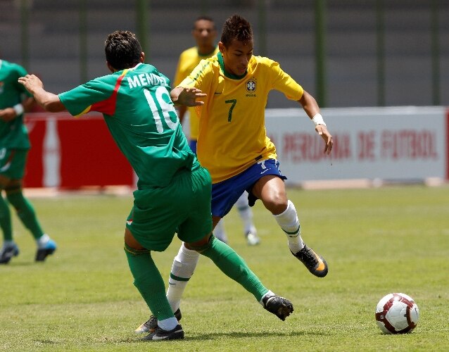 Neymar, do Brasil, dribla Mendez, da Bolívia, no 1 a 1 pelo Campeonato Sul-Americano Sub-20