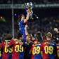 Capitão Puyol, do Barcelona, levanta a taça de campeão espanhol Capitão Puyol, do Barcelona, levanta a taça de campeão espanhol
