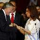 Kirchner entrega o bastão presidencial para sua esposa, Cristina Kirchner