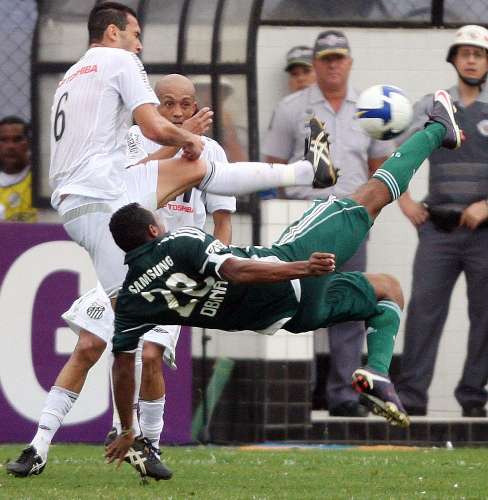 Obina, do Palmeiras, se estica para tirar bola de Eli Sabiá, do Santos