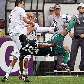 Obina, do Palmeiras, se estica para tirar bola de Eli Sabiá, do Santos Obina, do Palmeiras, se estica para tirar bola de Eli Sabiá, do Santos