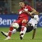 Jerome Boateng, da Alemanha, e Burak Yilmaz, da Turquia, brigam pela posse de boa em partida válida 