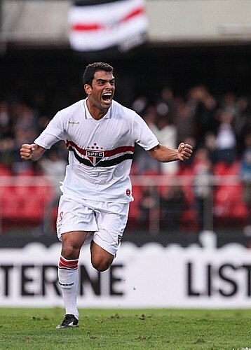 São Paulo derrota o Coritiba por 3 a 1 na despedida de Milton Cruz