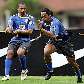 Gilberto Silva observa Ronaldinho em exercício no treino da seleção