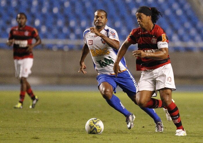 Ronaldinho, do Flamengo (que venceu por 2 a 0), carrega a bola contra marcador do Volta Redonda