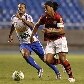 Ronaldinho, do Flamengo (que venceu por 2 a 0), carrega a bola contra marcador do Volta Redonda