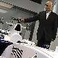 Peter Sauber posa com modelo 2009 da BMW-Sauber, equipe que volta a ser proprietário