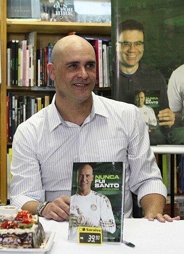 Ex-goleiro Marcos distribui autógrafos na noite do lançamento de sua biografia