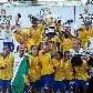 Jogadoras do Brasil erguem o troféu de campeãs do Torneio Cidade de São Paulo de futebol