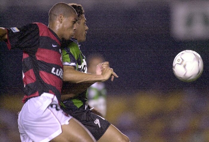 Adriano veste a camisa do Flamengo pela terceira vez em sua carreira