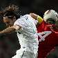 Gerrard, da Inglaterra, pula para disputar a bola com o esloveno Suler