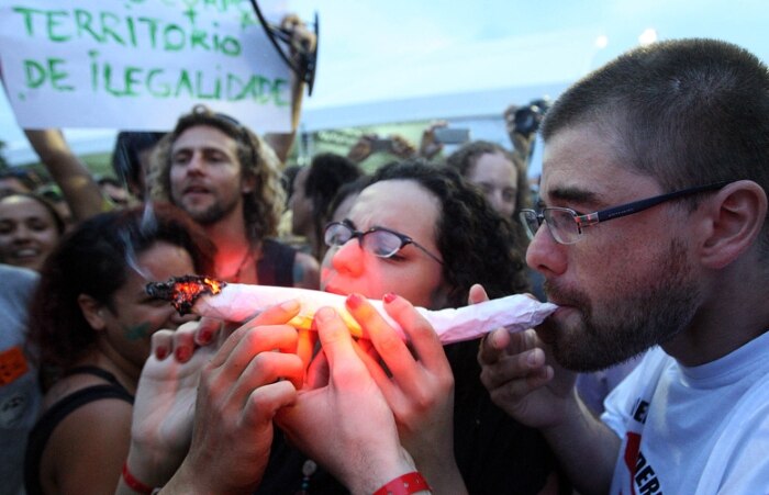 Confira imagens da marcha da maconha no Rio de Janeiro 