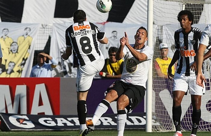 Disputa de bola entre Leandro Donizete e Ralf