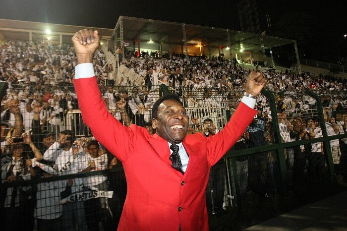 Pelé comemora a conquista da Copa Libertadores 2011 pelo Santos, no campo do Estádio do Pacaembu