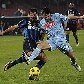 Stankovic, da Internazionale, tenta tirar a bola de Dossena, do Napoli, na vitória nos pênaltis Stankovic, da Internazionale, tenta tirar a bola de Dossena, do Napoli, na vitória nos pênaltis
