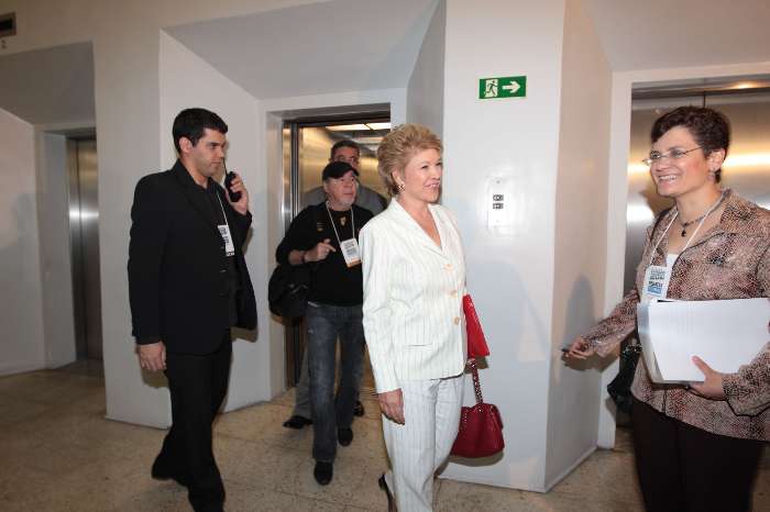 Marta chega à sede da TV Gazeta para participar de debate