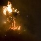 Celebração da Virgem Imaculada Conceição, em Guatemala; boneca queimada representa o mal