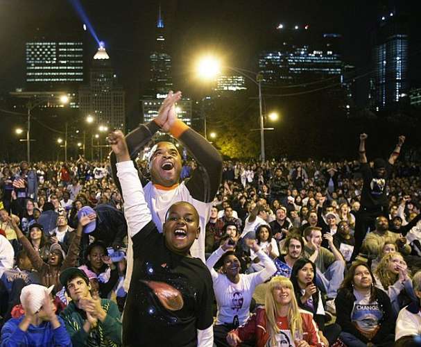 Multidão no Grant Park, em Chicago, comemora a vitória de Barack Obama nas eleições presidenciais