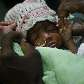 Menina prematura é cuidada por sua mãe no hospital de Porto Príncipe, Haiti Menina prematura é cuidada por sua mãe no hospital de Porto Príncipe, Haiti