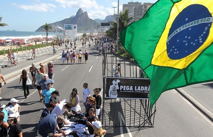 Ato no Rio por julgamento do Mensalão simula cadeia
