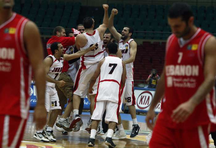 Jogadores da Jordânia comemoram vaga no Mundial de basquete