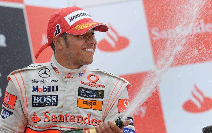 Inglês Lewis Hamilton comemora sua primeira vitória em casa