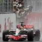 Piloto Lewis Hamilton festeja vitória com sua equipe McLaren Piloto Lewis Hamilton festeja vitória com sua equipe McLaren