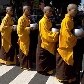 Budistas coletam doações para celebração do nascimento, iluminação e morte de Buda, na Indonésia Budistas coletam doações para celebração do nascimento, iluminação e morte de Buda, na Indonésia