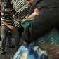 Moradores forçam entrada em supermercado para pegar mantimentos após terremoto em Concepción, Chile