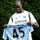 O atacante italiano Mario Balotelli exibe camisa 45 do Manchester City O atacante italiano Mario Balotelli exibe camisa 45 do Manchester City